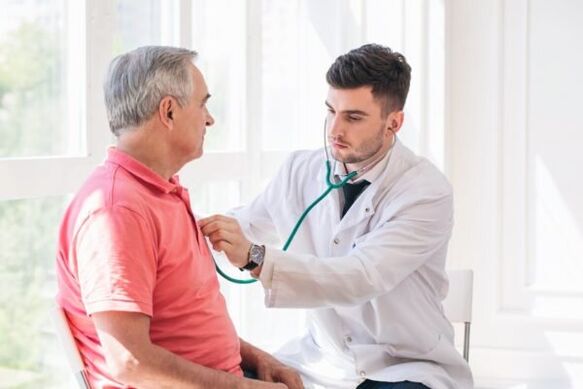 magas vérnyomásban szenvedő beteget vizsgáló orvos
