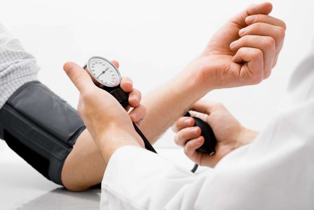 az orvos megméri a magas vérnyomásban szenvedő beteg nyomását