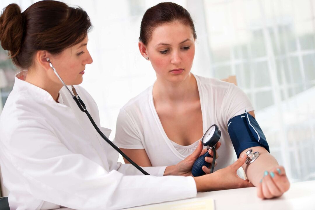 magas vérnyomásban szenvedő nő az orvosnál
